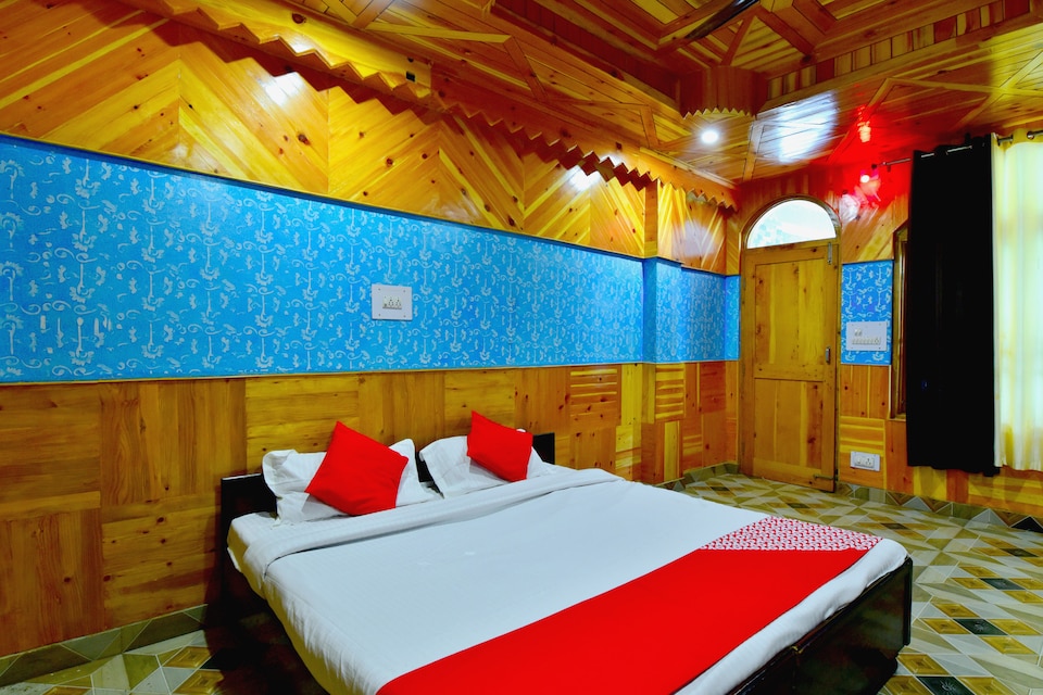 OYO 36433 Royal Star Cafe, Kasol, Kasol