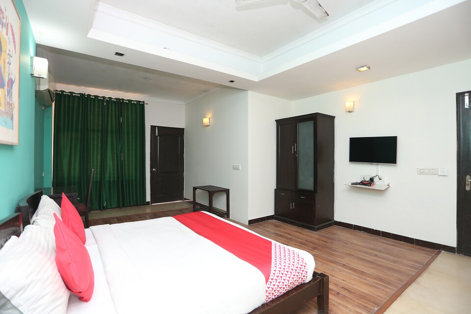 OYO 36490 Residency 7110, Huda 2, Gurgaon