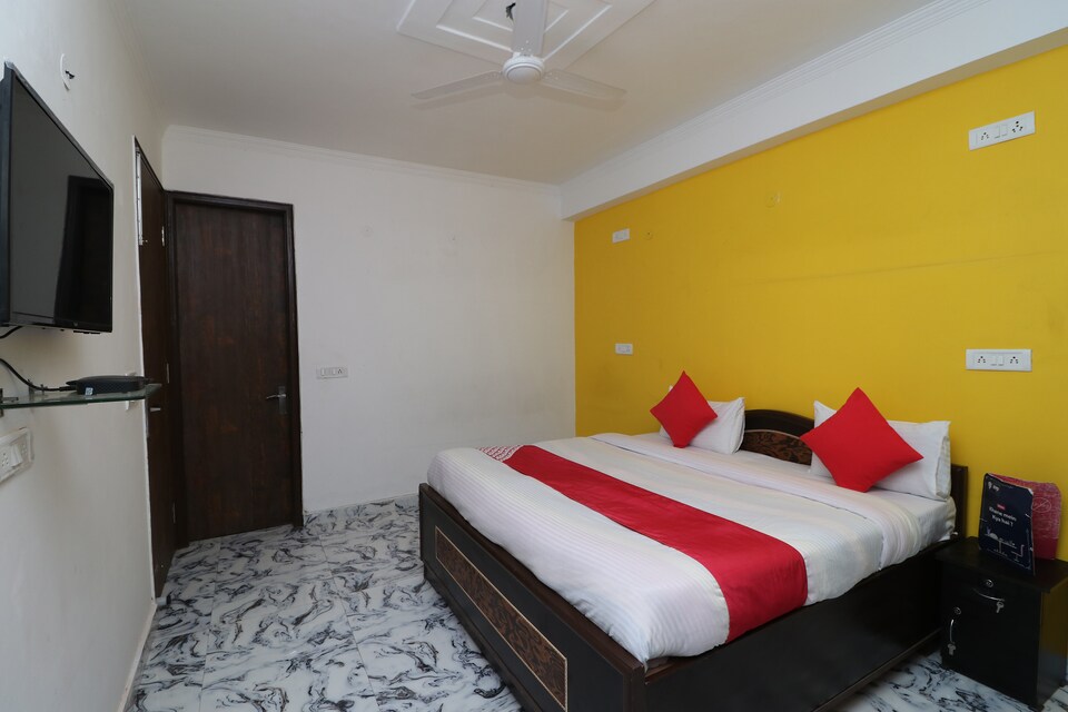 OYO 36518 Alberque International, Chhatarpur Delhi, Delhi