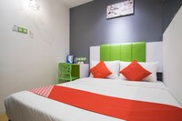 OYO 1003 Rich Calton Hotel