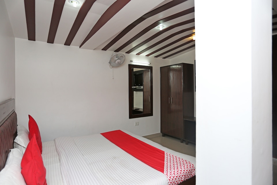 OYO 18568 Ratan Hotel, Library Chowk Mussoorie, Mussoorie