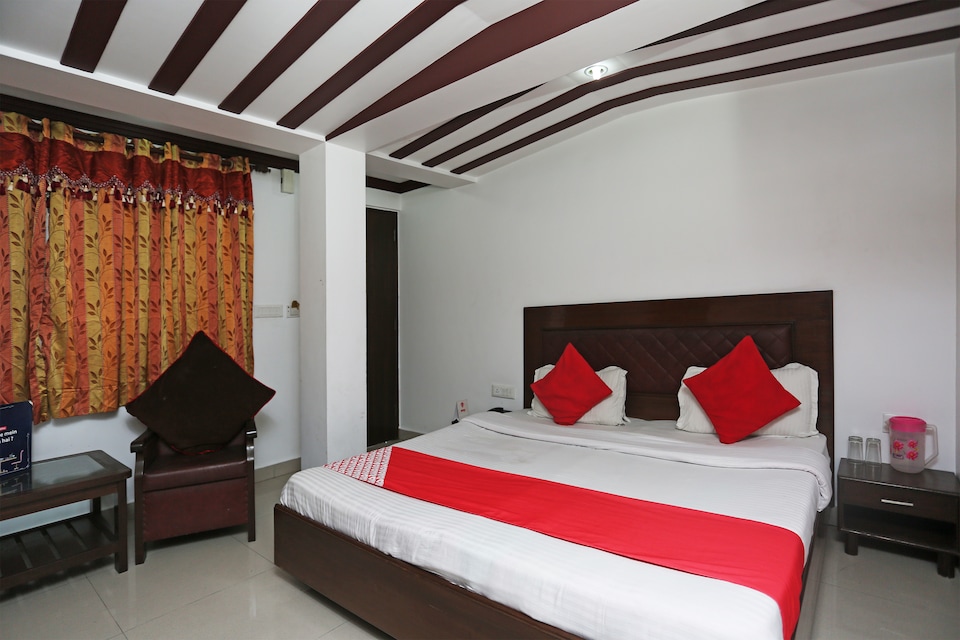 OYO 18568 Ratan Hotel, Library Chowk Mussoorie, Mussoorie