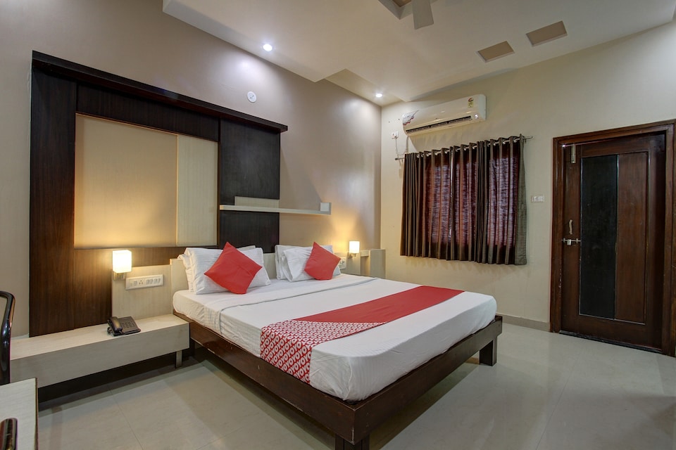 OYO 36620 Hotel Pleasant Stays, Bijapur city, बीजापुर