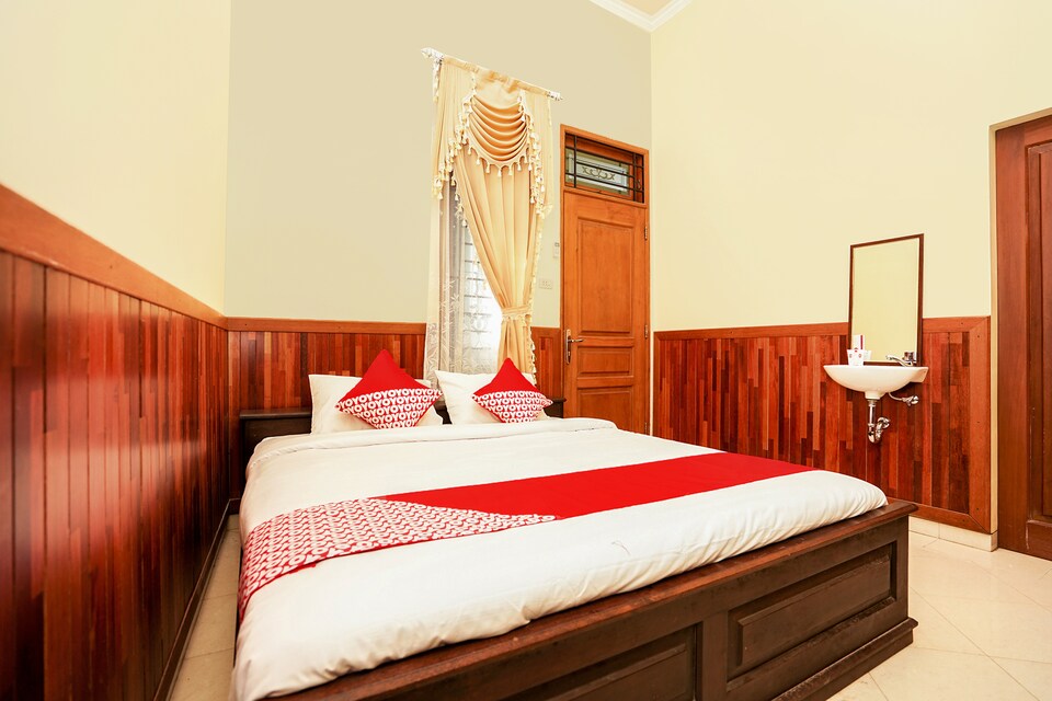 OYO 771 Kembang Kuning Residence Syariah, Tegalsari, Surabaya