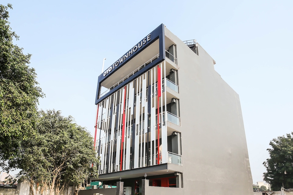 OYO Townhouse 260 Malibu Town, Near Park Hospital Near Omaxe Gurgaon Mall, Sohna Road, Gurgaon