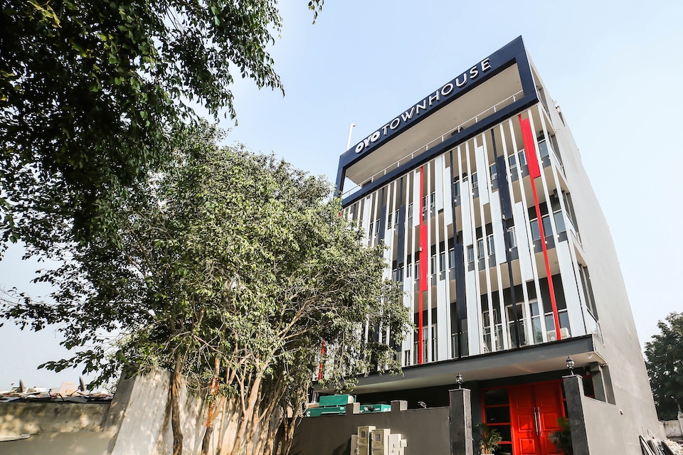 OYO Townhouse 260 Malibu Town, Near Park Hospital Near Omaxe Gurgaon Mall, Sohna Road, Gurgaon