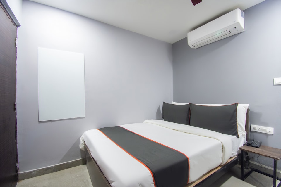 Hotel O Crown Aura, VIP Road Kolkata, Kolkata