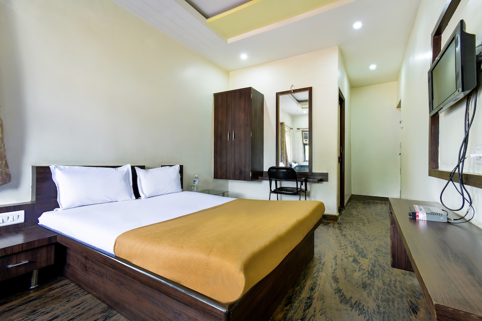 OYO 36739 Hotel Raj, Shirdi, Shirdi