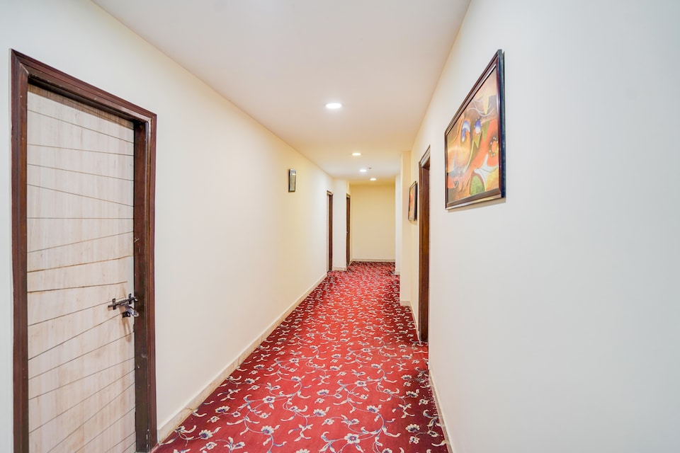 Super Collection O West Vinod Nagar Metro Station Formerly Royal Inn, Anand Vihar Delhi, Delhi