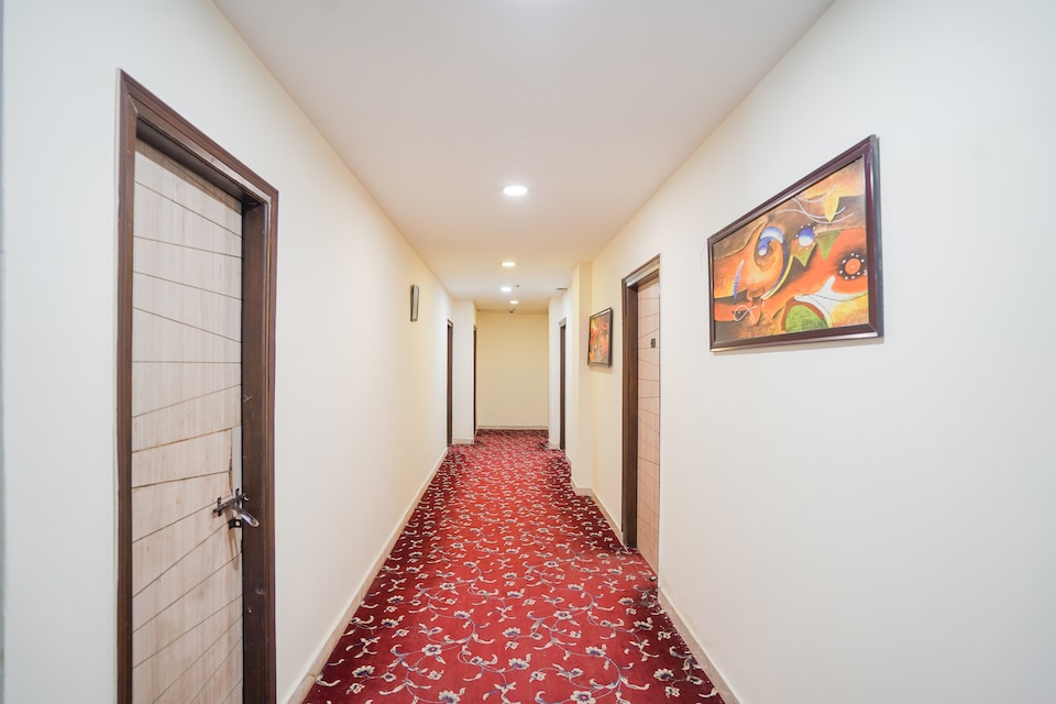 Super Collection O West Vinod Nagar Metro Station Formerly Royal Inn, Anand Vihar Delhi, Delhi