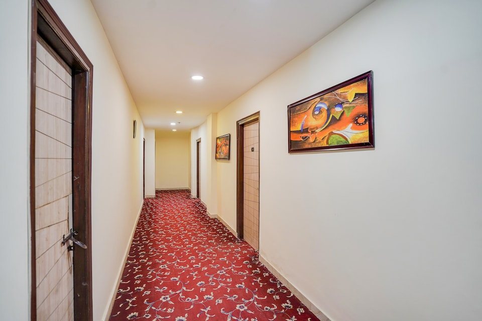 Super Collection O West Vinod Nagar Metro Station Formerly Royal Inn, Anand Vihar Delhi, Delhi