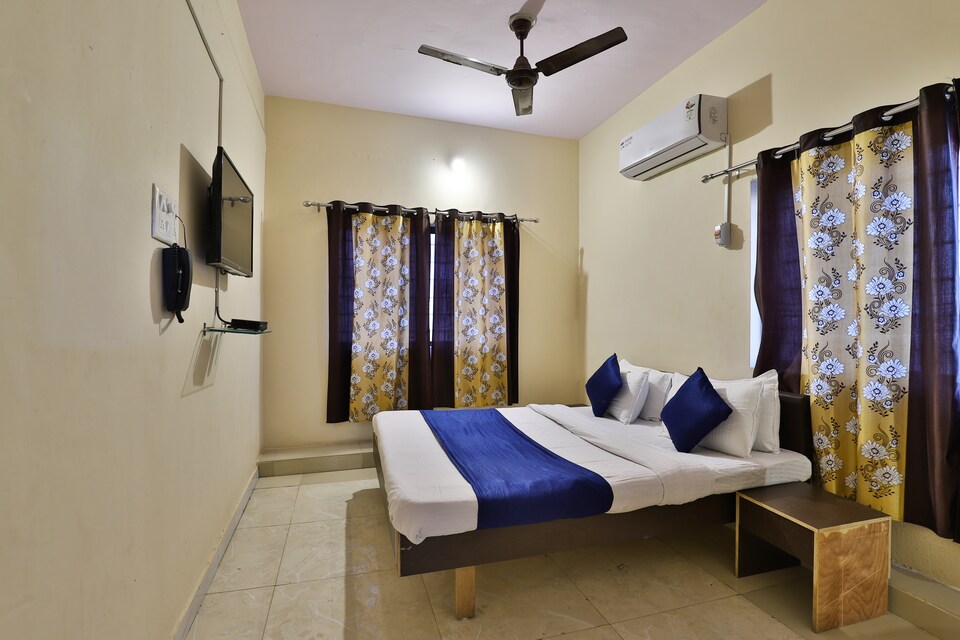 SPOT ON 36900 Hotel Kdm, Imitation Market Rajkot, Rajkot