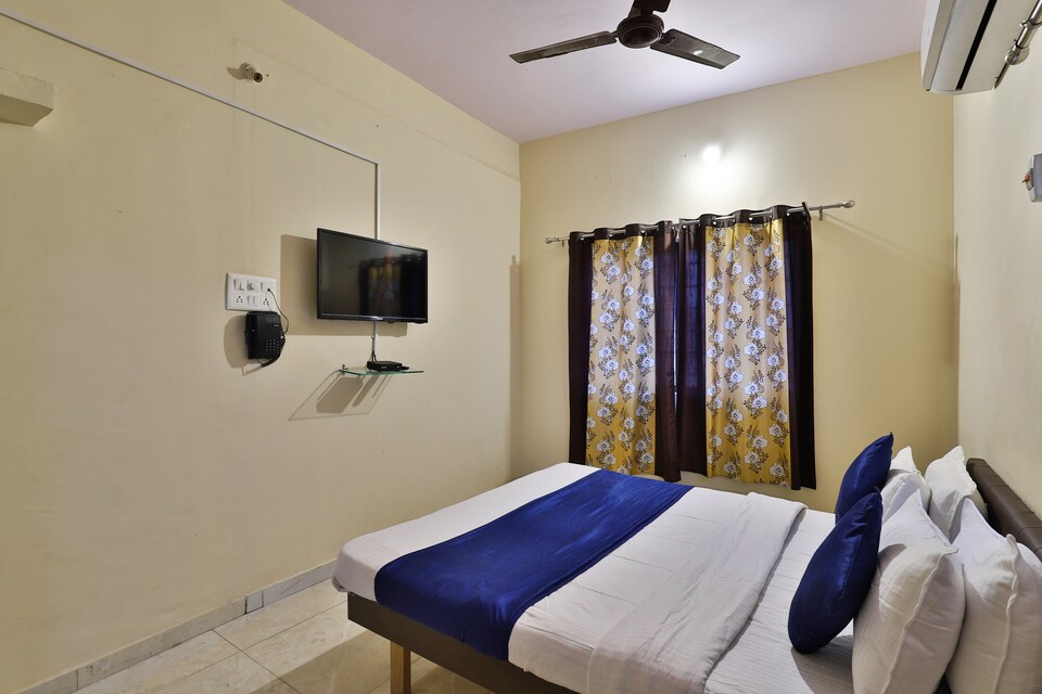 SPOT ON 36900 Hotel Kdm, Imitation Market Rajkot, Rajkot