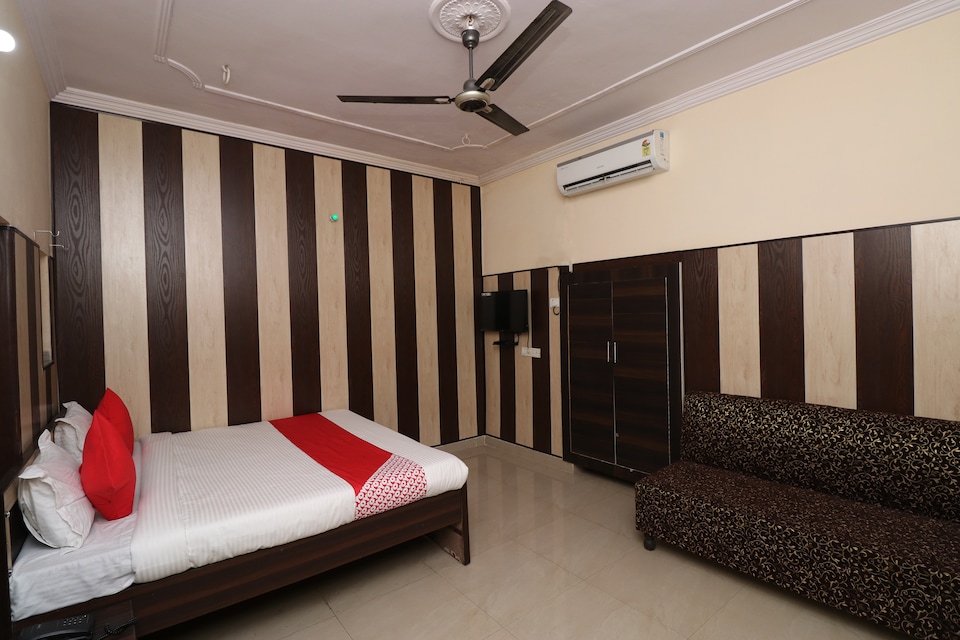 OYO 36909 New Hotel Rajdhani Guest House, Hazratganj Lucknow, Lucknow