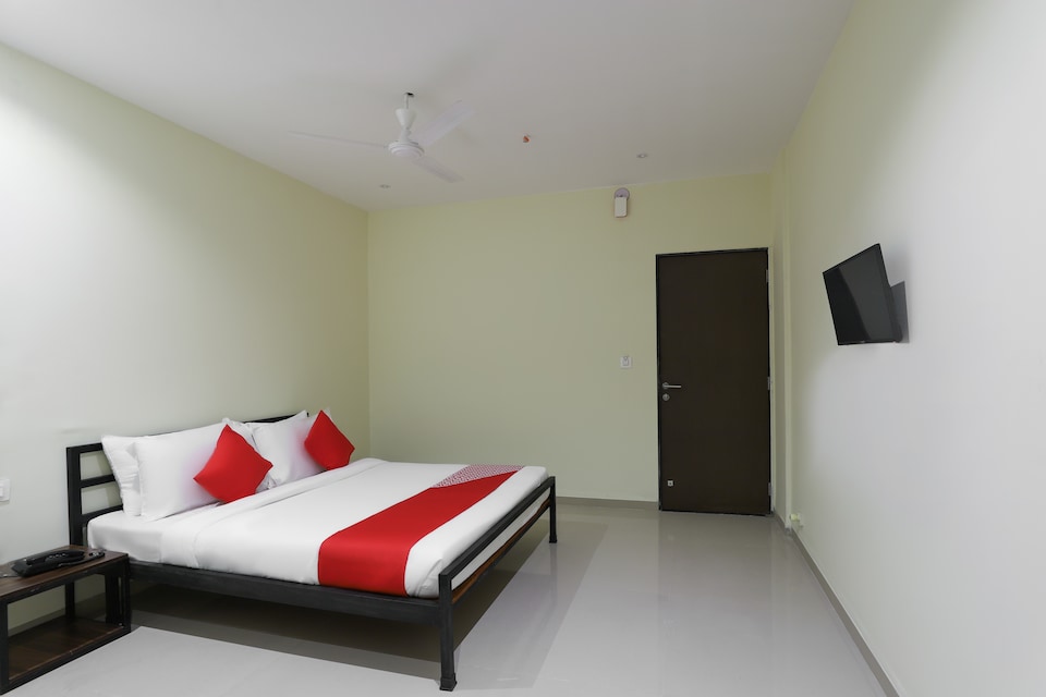 OYO Flagship 36956 Aagam Square, Airport Surat, Surat
