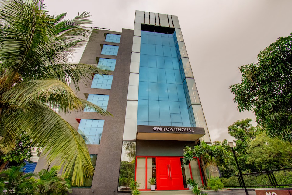 OYO Townhouse 145 Chaitanya Vatika, Airport Surat, Surat