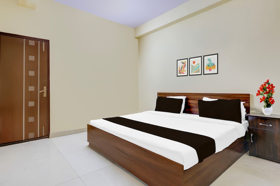 Hotel O Rohini Sector 18 Metro Station Formerly Mohit Plaza, Pitampura - Rohini Delhi, Delhi