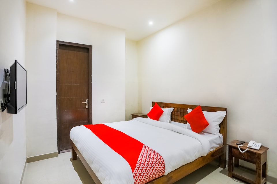 OYO 37140 Plaza, Airport Delhi, Delhi Transit