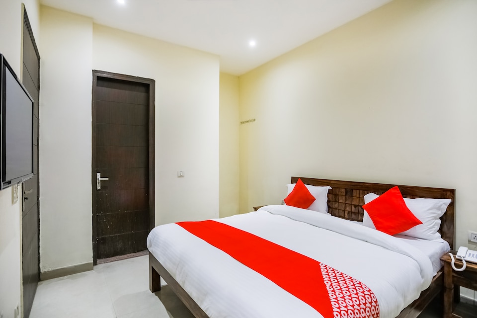 OYO 37140 Plaza, Airport Delhi, Delhi Transit