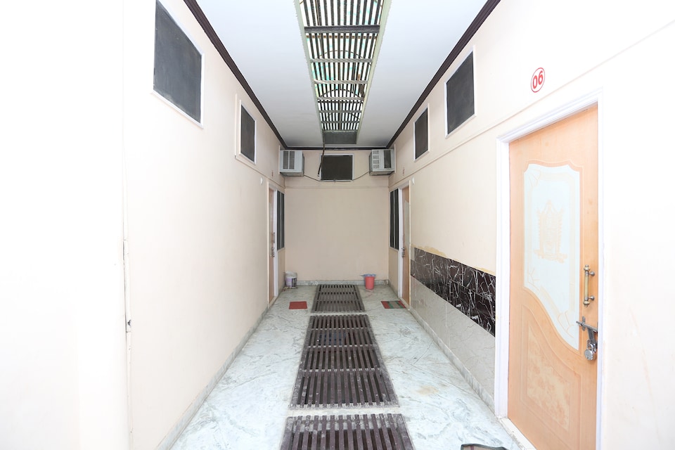 OYO 37162 Banke Bihari Ashram, Banke Bihari Mandir Vrindavan, Vrindavan