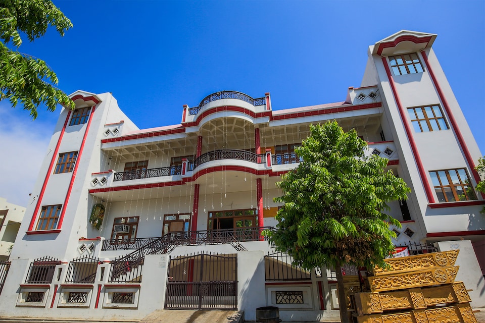 OYO 37175 Divyata Palace, Aliganj Lucknow, Lucknow