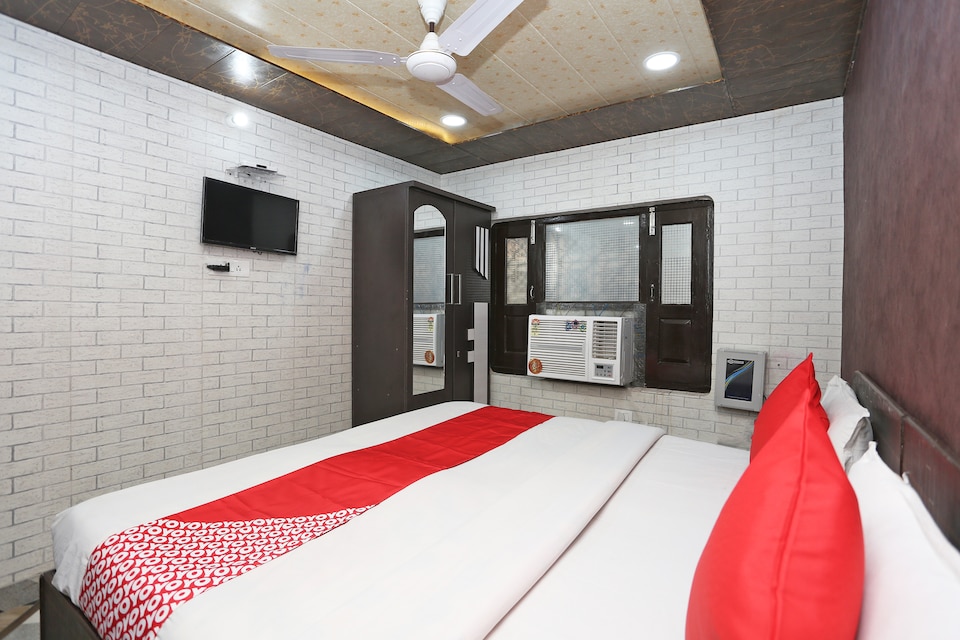 OYO 37240 Swami Haridas Dham, Banke Bihari Mandir Vrindavan, Vrindavan