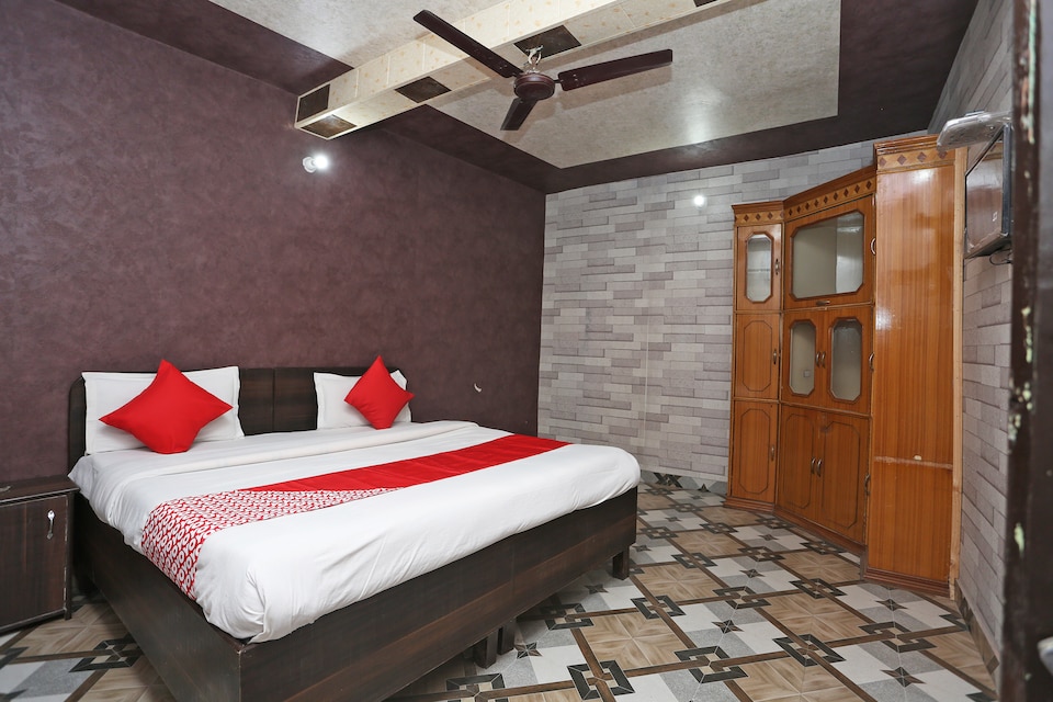 OYO 37240 Swami Haridas Dham, Banke Bihari Mandir Vrindavan, Vrindavan