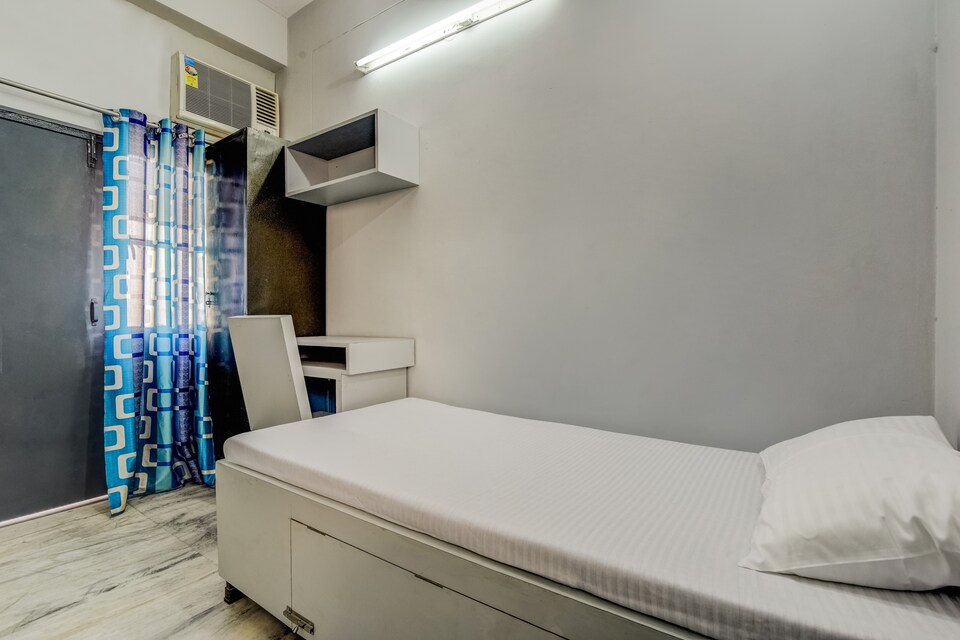 OYO LIFE NOD581 HMR Hostel, Pari Chowk, Greater Noida