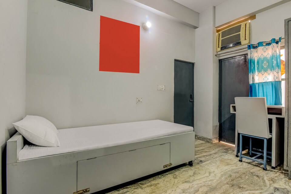 OYO LIFE NOD581 HMR Hostel, Pari Chowk, Greater Noida