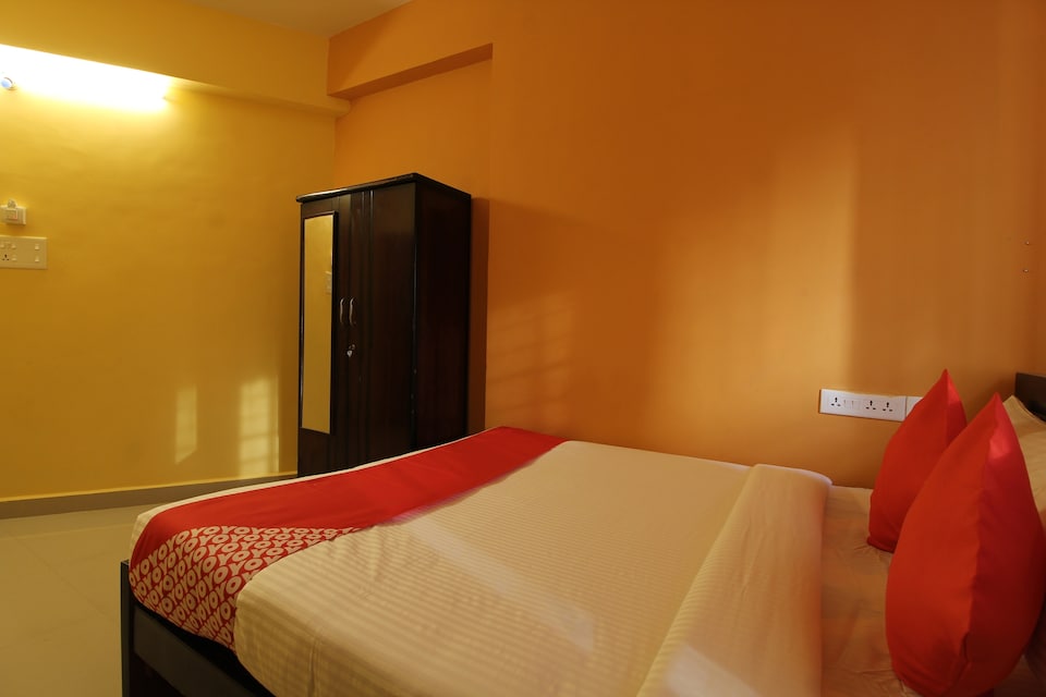 OYO 37420 Shubham Homes, Financial District-II, Hyderabad