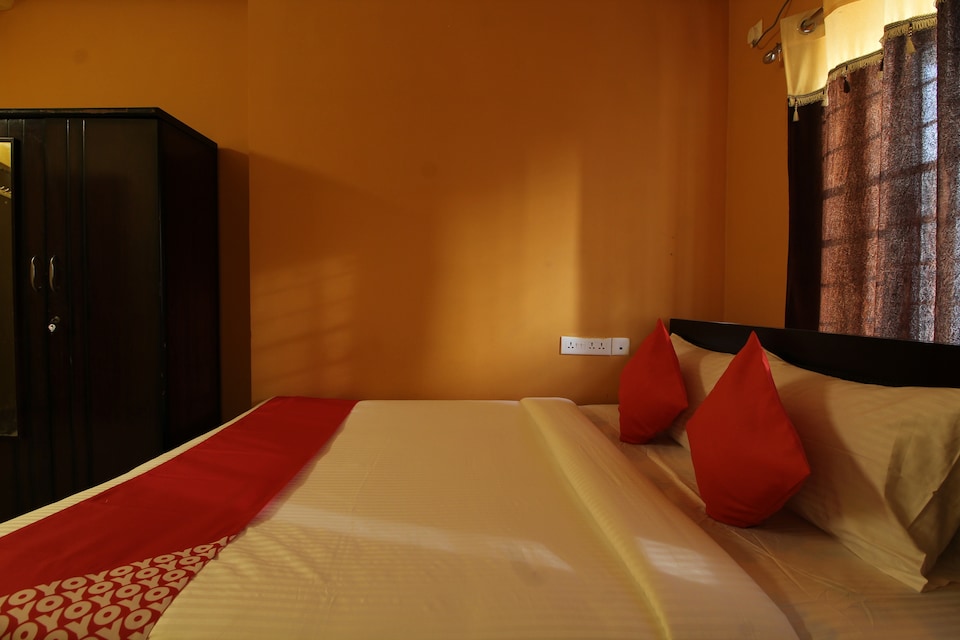 OYO 37420 Shubham Homes, Financial District-II, Hyderabad