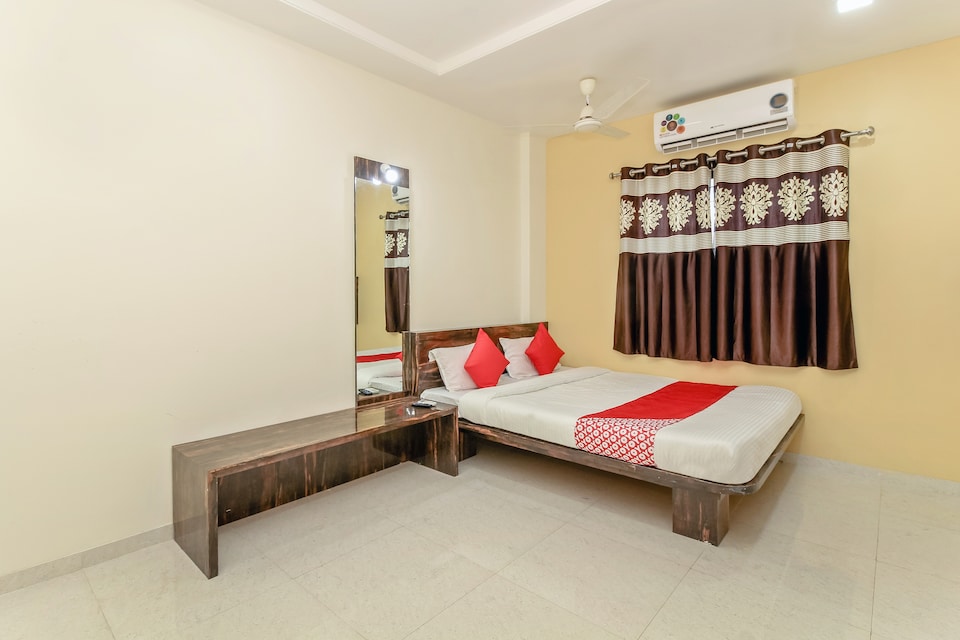 OYO 37429 Royal Rooms, Solapur, Solapur