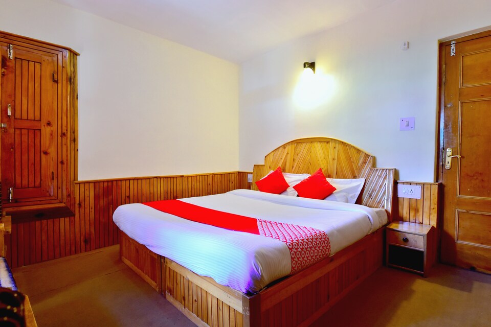 OYO 37430 The Royal, Kanyal Road, Manali