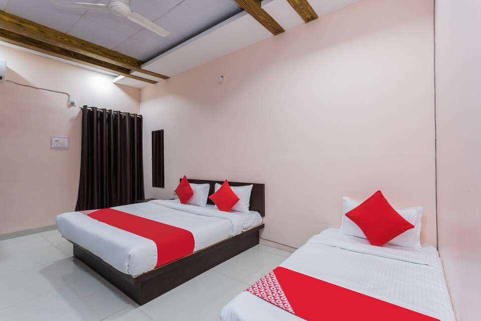 OYO 37482 Shree Roop Ganga Hotel & Resorts, Bapat Squre, Indore