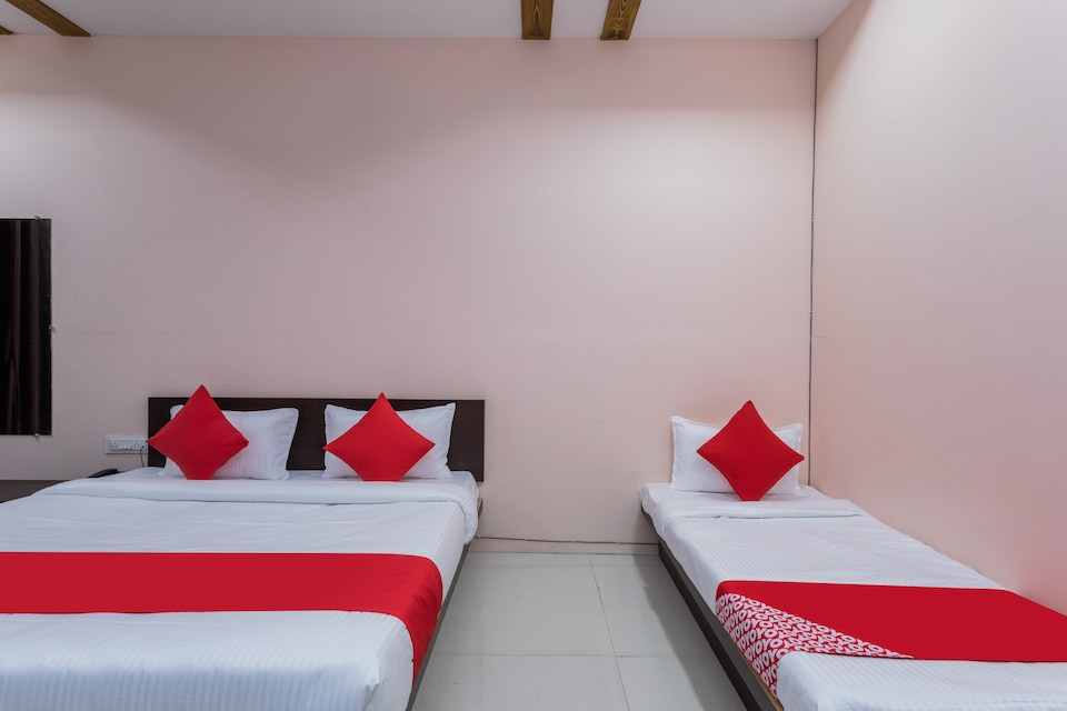 OYO 37482 Shree Roop Ganga Hotel & Resorts, Bapat Squre, Indore