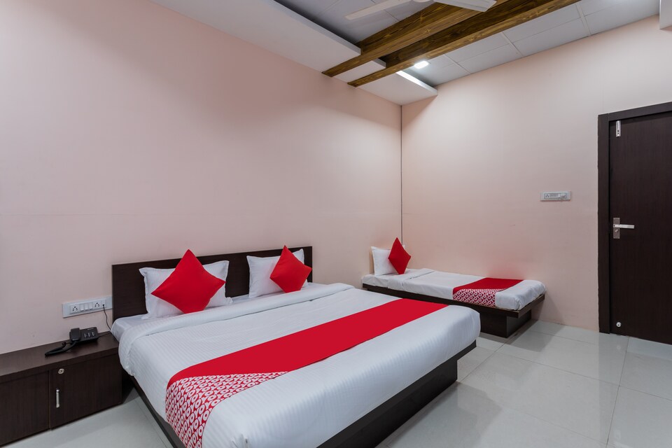 OYO 37482 Shree Roop Ganga Hotel & Resorts, Bapat Squre, Indore