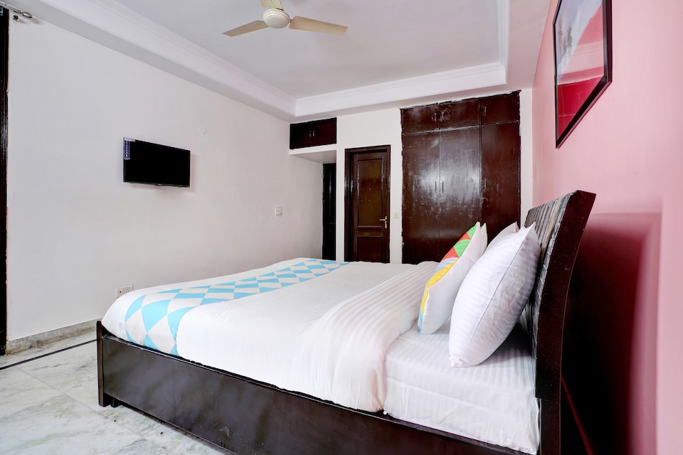 OYO 37512 Spacious Stay Saket Metro, Saket Delhi, Delhi