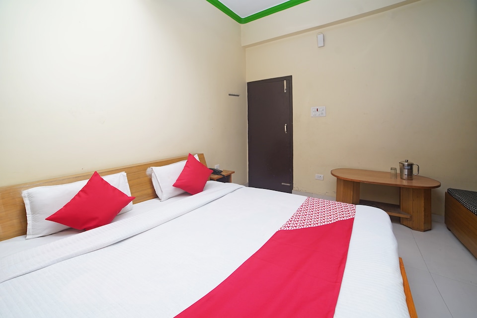 OYO 37525 Hotel Mall Palace, Pithoragarh city, Pithoragarh