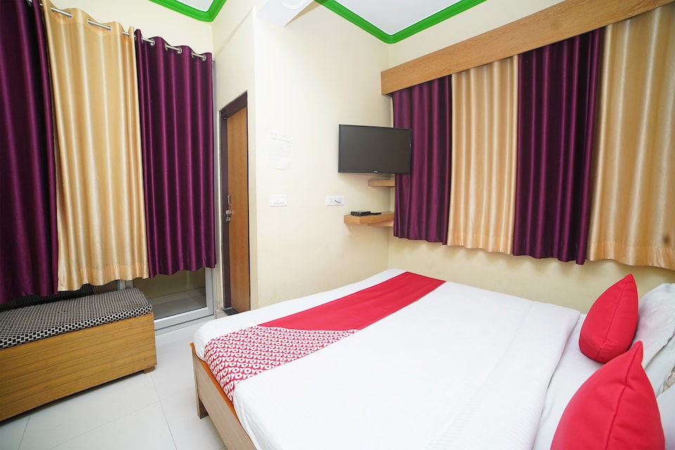 OYO 37525 Hotel Mall Palace, Pithoragarh city, Pithoragarh