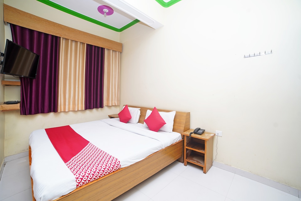 OYO 37525 Hotel Mall Palace, Pithoragarh city, Pithoragarh