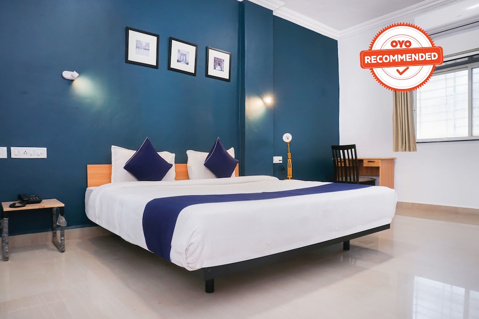 SilverKey Executive Stays 37681 Vishrantwadi, Viman Nagar, Pune