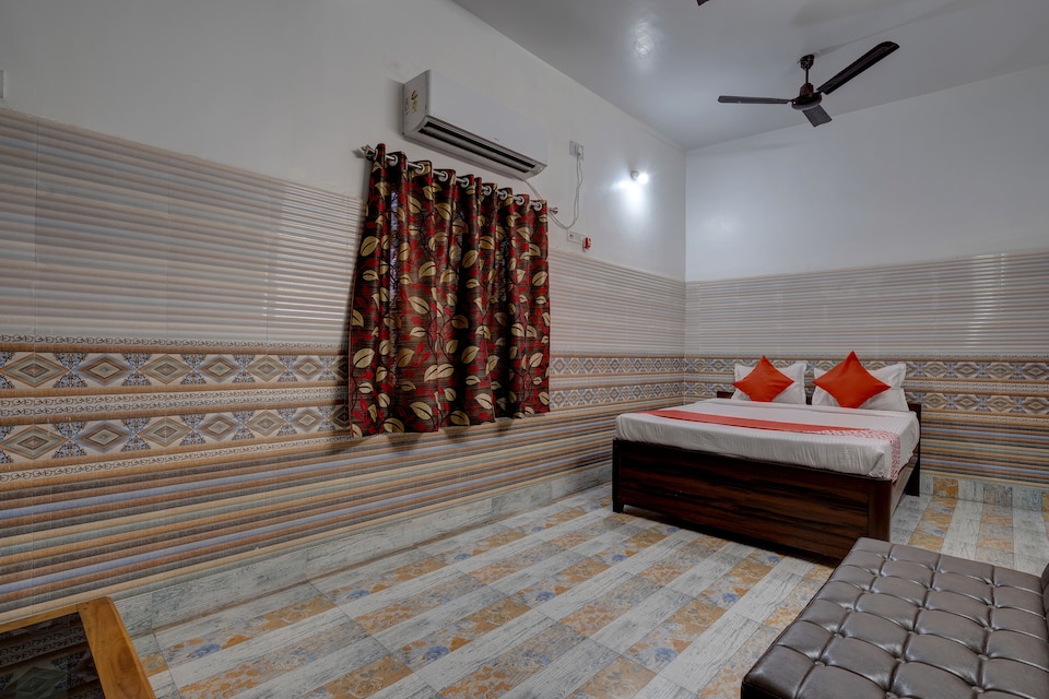 OYO 37688 Hotel Dolphin, Bishtupur Jamshedpur, Jamshedpur