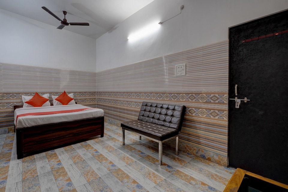 OYO 37688 Hotel Dolphin, Bishtupur Jamshedpur, Jamshedpur