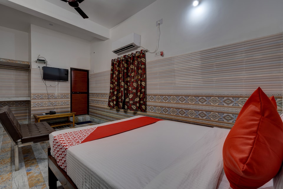 OYO 37688 Hotel Dolphin, Bishtupur Jamshedpur, Jamshedpur