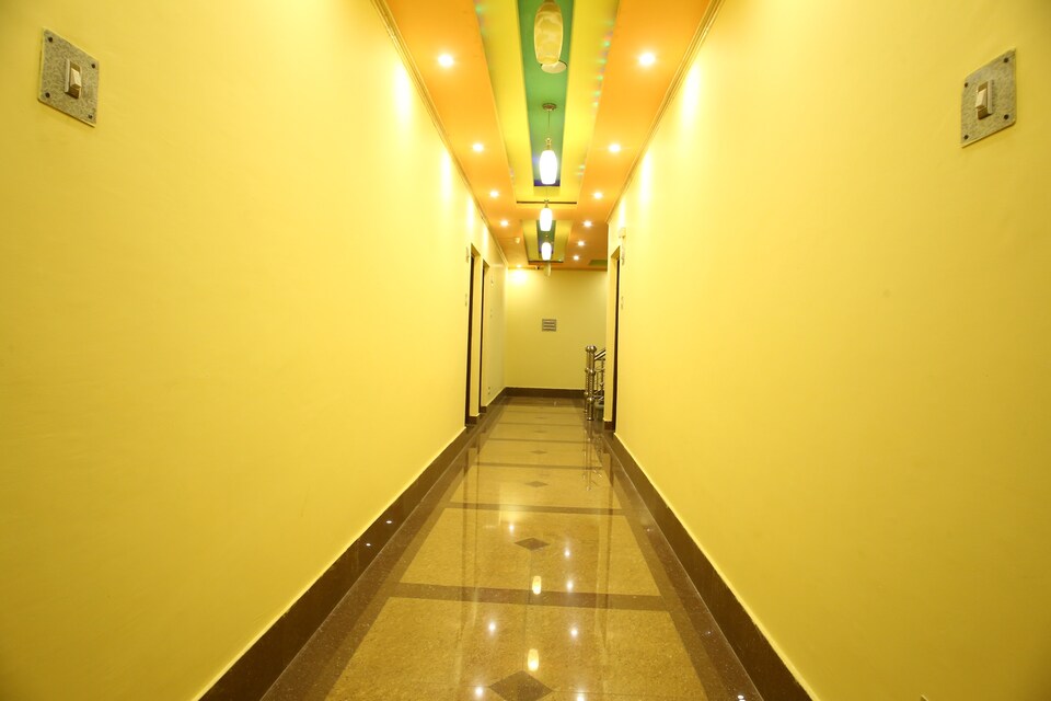 OYO 37706 Hotel Grand Inn, Dalgate Srinagar, Srinagar