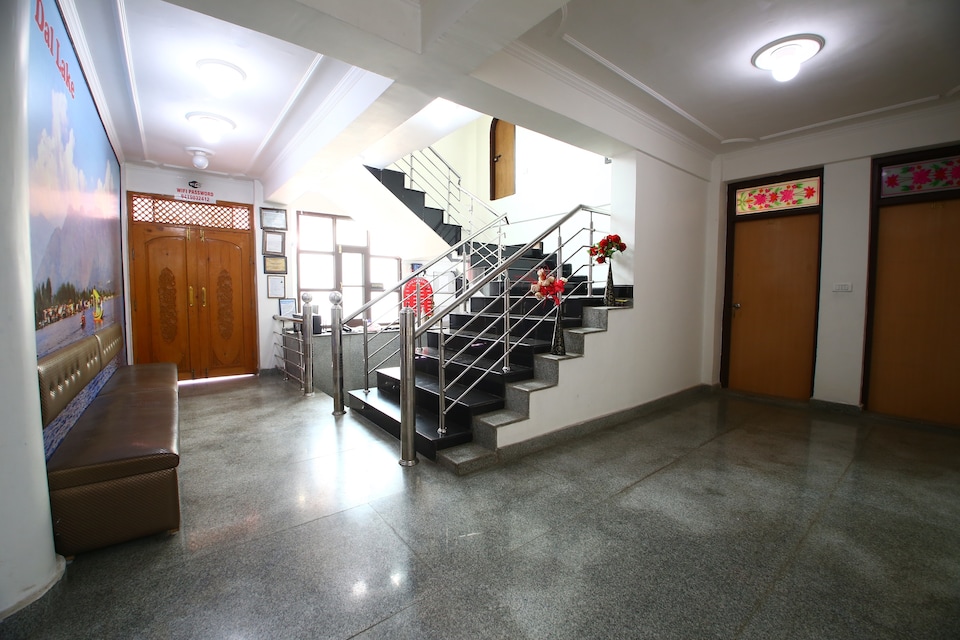 OYO 37745 Lankar Resort, Nigeen Lake, Srinagar