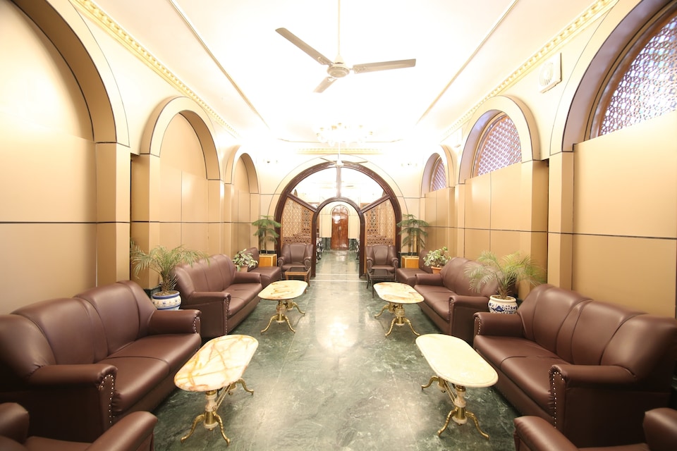 Capital O 37894 Hotel International, Dalgate Srinagar, Srinagar