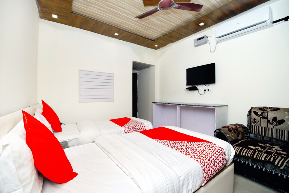 OYO 37897 Hotel Brijwasi Palace, Laxman Jhoola Rishikesh, Rishikesh