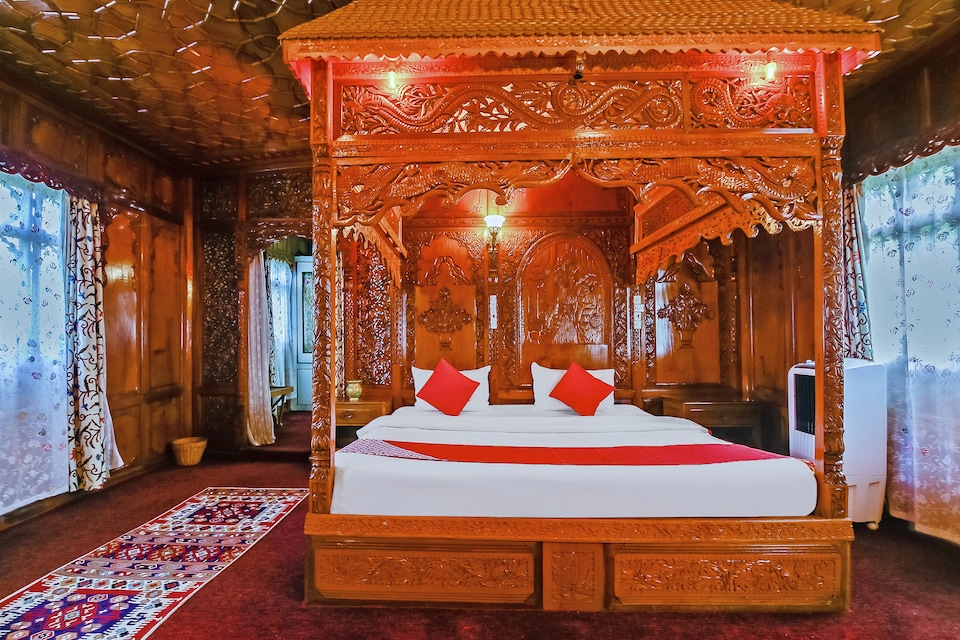 OYO 37933 Golden Privilege Houseboat, Nigeen Lake, Srinagar
