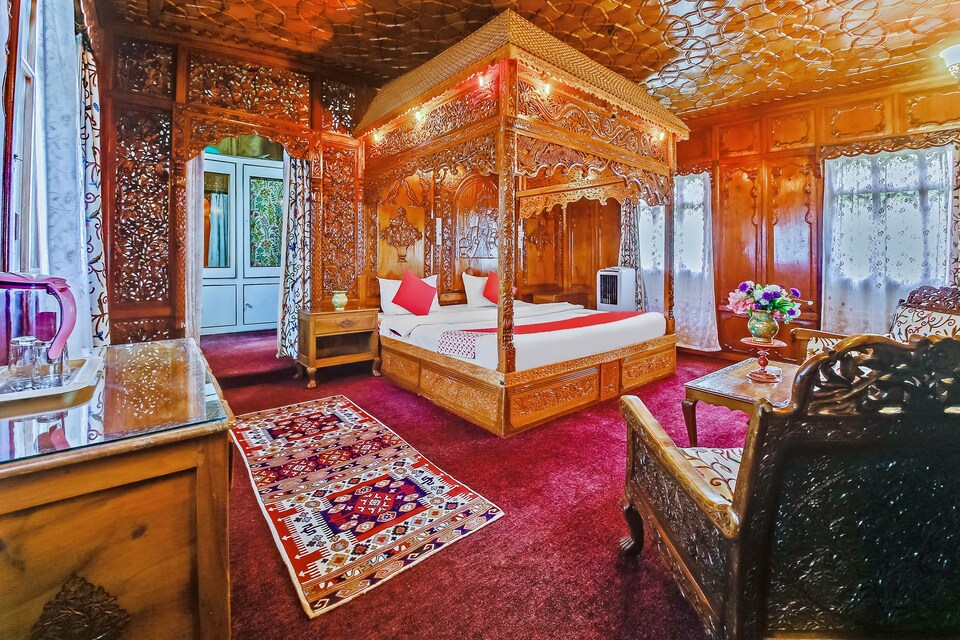 OYO 37933 Golden Privilege Houseboat, Nigeen Lake, Srinagar